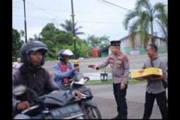 Anggota PWI bersama Kapolres dan anggota DPRD Ketapang bagikan ribuan takjil