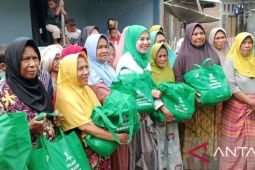 Anggota DPR RI Mahdalena salurkan 1.500 paket Ramadan untuk korban banjir Bima