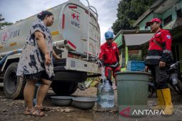 Distribusi air bersih untuk warga terdampak banjir bandang