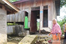 Sejumlah warga Mukomuko mandiri bangun pengaman tebing