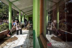 Pembersihan sekolah pascabanjir bandang di Kabupaten Bandung Barat