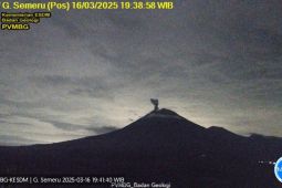 Gunung Semeru erupsi, tinggi letusan capai 900 meter di atas puncak