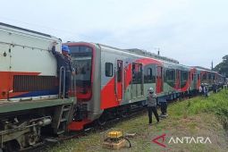 PT INKA uji coba KRL Jabodetabek hasil produksinya di perlintasan Solo Jateng