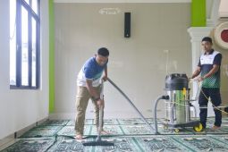 Sobat Aksi Ramadan BUMN - PT Timah bersihkan Musala Al Mukhbitin