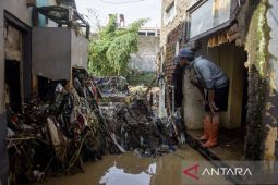 Dampak tanggul Sungai Cigede jebol di Kabupaten Bandung