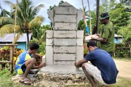 Satgas TNI bangun tugu TMMD ke-123 Kbusdori sebagai simbol gotong royong