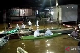 Warga Ulu Gedong pergi shalat tarawih pakai perahu akibat banjir