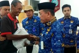 Wali Kota Jambi mendampingi Gubernur Jambi serahkan bantuan korban banjir