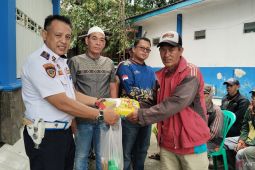 Petugas Terminal Jakabaring  Palembang bagikan 140 paket beras ke warga