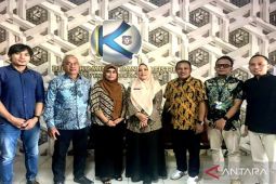 Diskominfotik Gorontalo serahkan dana hibah untuk KIP dan KPID