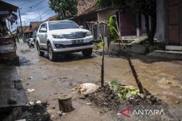 Aksi protes jalan rusak di Kota Serang