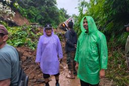 Polisi amankan titik lokasi longsor di Jalan Lintas Bengkulu-Sumsel