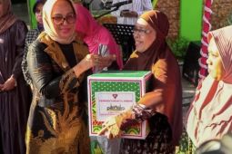 Pemkot Ambon bagi paket kebutuhan pokok dan takjil di Safari Ramadhan