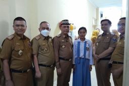 Tunggu orang tua sakit pakai seragam sekolah, Alia dapat hadiah kuliah gratis dari wali kota