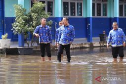 Disdik Palembang memperbolehkan belajar  daring sekolah yang kebanjiran