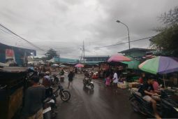 Pasar Dompu semrawut, pedagang meluber hingga sebabkan kemacetan