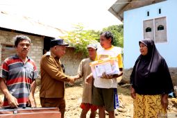 Wakil Bupati Bone Bolango menyerahkan bantuan bagi korban banjir