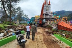 49 wahana Hybisc Fantasy Puncak dalam proses pembongkaran
