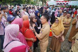 Warga Pontianak  Pontianak antusias berbelanja di operasi pasar