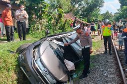 Kendaraan berpenumpang lima orang tertabrak kereta api lokal di Lebak