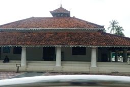 Masjid Al Kusaeni pesisir Pantai Carita Banten dikunjungi wisatawan saat Ramadhan