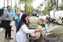 Kemenkum Kalsel sosialisasikan layanan hukum lewat pembagian takjil