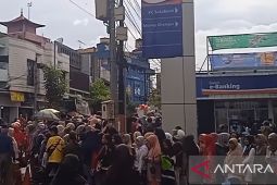 Ratusan warga Sukabumi antre sejak subuh untuk dapatkan sembako bersubsidi