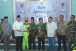 Bupati Ketapang salurkan 1 ton beras ke Kecamatan Simpang Dua