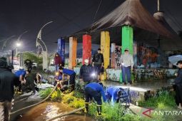 Gerimis tak halangi, Bupati Anwar Sadat 'Sidak' pembersihan drainase di sekitar Stadion Bhakti Karya