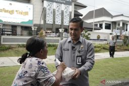 Kakanim Surabaya bagikan ratusan takjil gratis