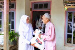 Bupati Banyuwangi bagikan dokumen kependudukan program Tondo Welas