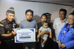 Kejati Sulut serahkan bantuan  dukung program "Genting"