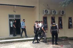 KPK bawa empat koper usai geledah Kantor Dinas PUPR Kabupaten OKU