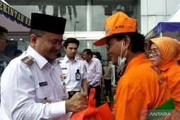 Wali Kota Jambi  salurkan 1.358 sembako ke petugas kebersihan