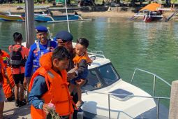 Petugas gabungan evakuasi penumpang kapal yang kandas di Selat Bali