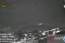 Gunung Marapi kembali erupsi lontarkan abu vulkanik