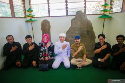 Wamenbud dan Wali Kota Bogor lihat Prasasti Batutulis usai kena vandalisme