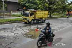 Akses jalur mudik menuju Pelabuhan Ciwandan rusak parah