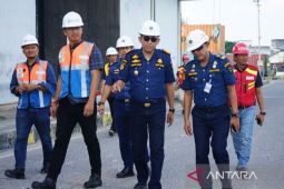 Bongkar muat di pelabuhan Tanjungpandan normal saat libur Lebaran 2025