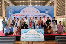 Le Minerale serahkan umroh dan beasiswa sebagai apresiasi