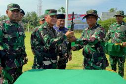 Warga Bireuen serahkan dua granat dan senjata sisa konflik Aceh ke TNI