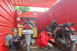 Ojol antusias ikut layanan servis dan Ganti Oli motor gratis di Baznas jelang mudik