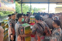 Polda Bengkulu bagikan 1.200 paket sembako jelang Idul Fitri