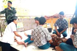 Isi Ramadhan, siswa SMAN 9 Banda Aceh praktik tata cara mengurus jenazah