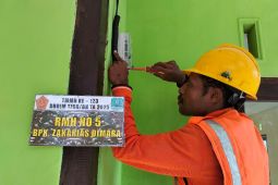 Satgas TMMD Kodim 1708 pasang meteran listrik rumah warga Kbusdori Biak