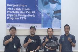 BPJAMSOSTEK berikan kaki palsu kepada peserta cacat