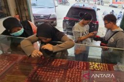 Emas Antam hari ini turun ke Rp1,819 juta per gram