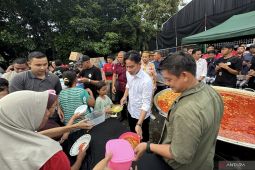 Wapres ikut bantu  Bobon masak buat ribuan suporter timnas