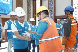 GM PLN Kalselteng pasangkan perlengkapan keselamatan kerja