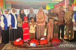 Implementasi program Himpaudi Peduli, PW Babel bagikan ratusan paket sembako dan pakaian layak pakai
